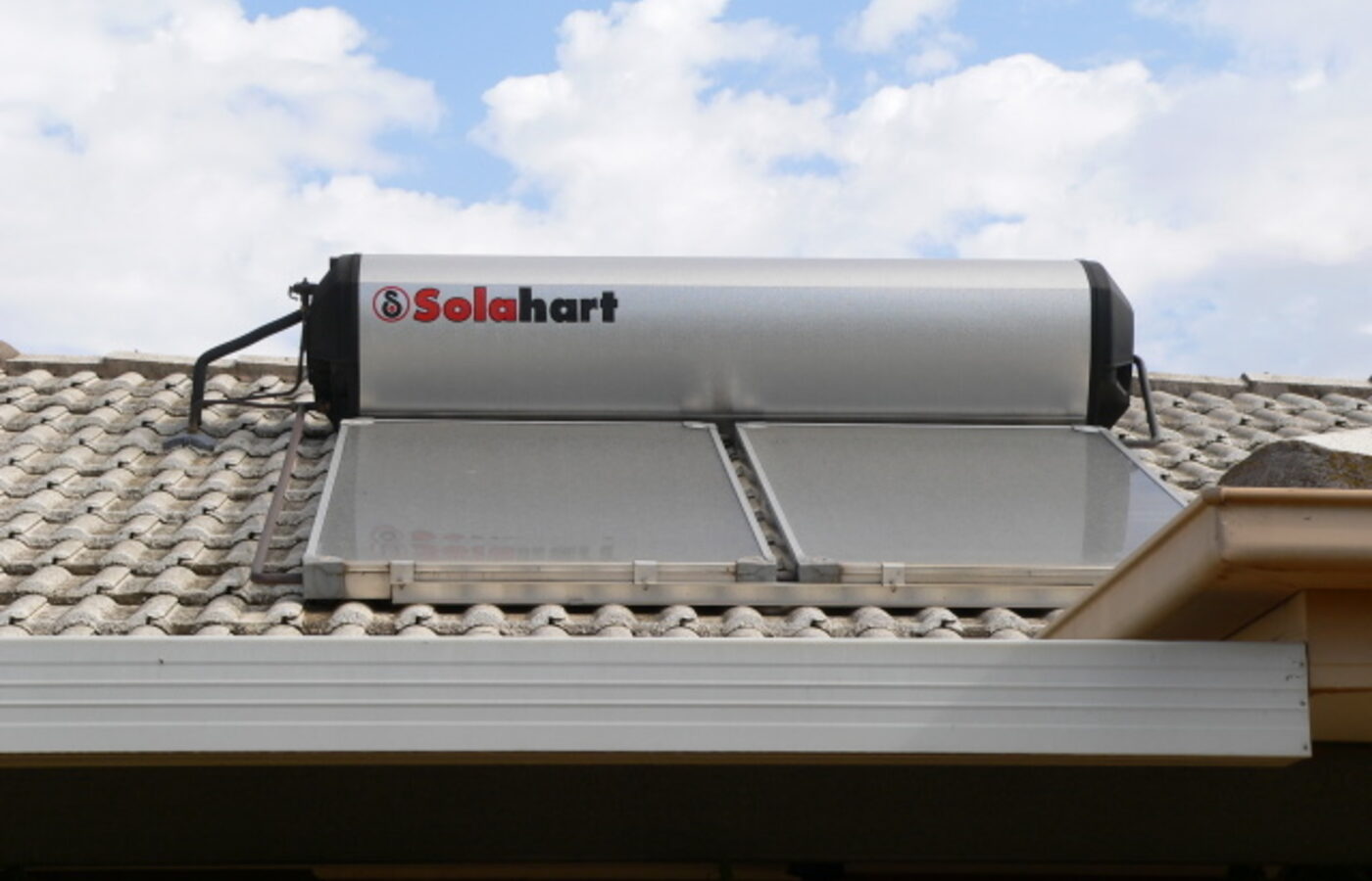 Boiler solar com coletor instalado no telhado