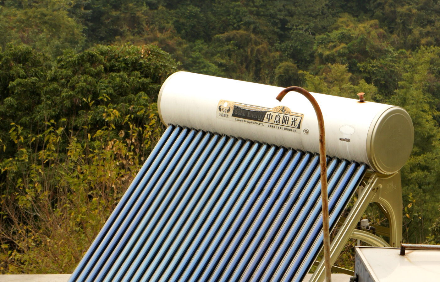 Sistema de aquecimento solar de água instalado em telhado